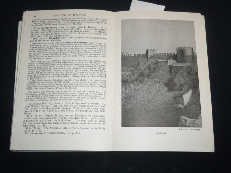 1961 ISTANBUL AND ENVIRONS HACHETTE WORLD GUIDE - SOFTCOVER - J 9290