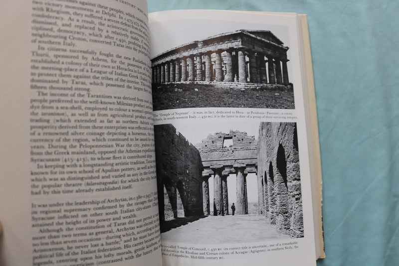 1989 THE CLASSICAL GREEKS HARDCOVER BOOK BY MICHAEL GRANT - KD 9669