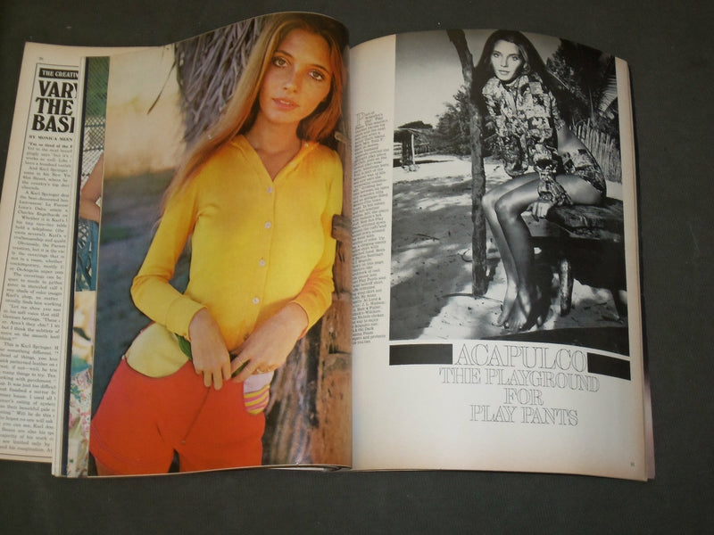 1971 APRIL TOWN & COUNTRY MAGAZINE - MRS. JOHN ROTHSCHILD - B 5039