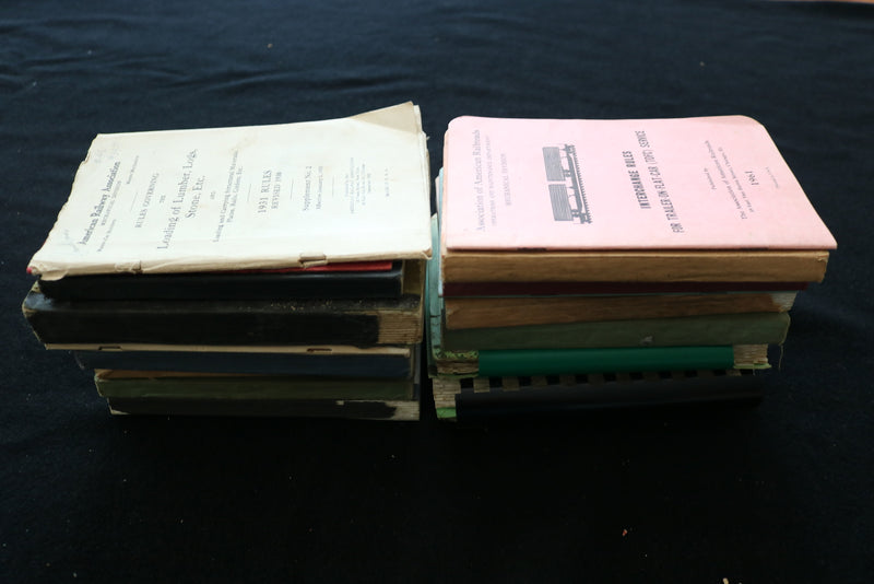 1933-1969 ASSOCIATION OF AMERICAN RAILROADS RULE BOOKS - LOT OF 18 - O 3673