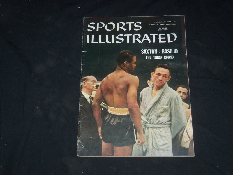 1957 FEBRUARY 25 SPORTS ILLUSTRATED MAGAZINE - SAXTON-BASILIO 3RD ROUND- SP 8823