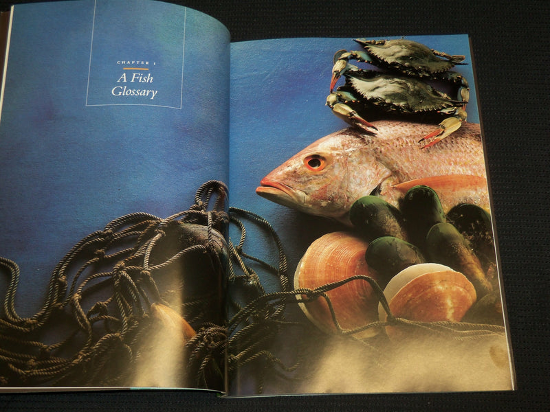 1985 THE FISH BOOK BY KELLY MCCINE - SOFTCOVER - NICE PHOTOS - R 719G