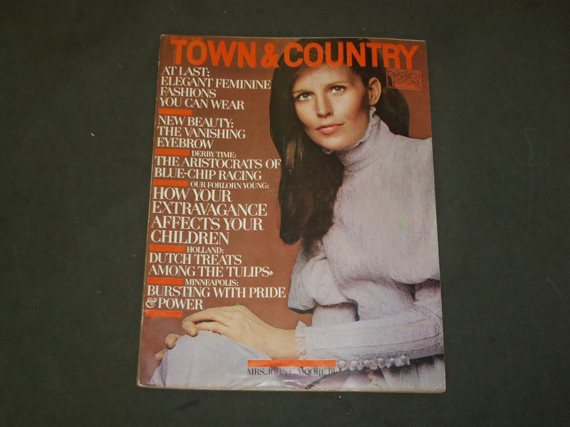 1971 MAY TOWN & COUNTRY MAGAZINE - MRS. JOHN C. MOORE III - B 5040