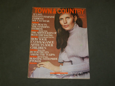 1971 MAY TOWN & COUNTRY MAGAZINE - MRS. JOHN C. MOORE III - B 5040