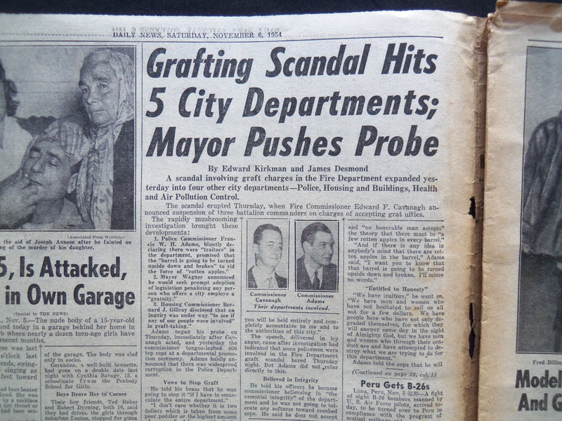 1954 NOVEMBER 6 NY DAILY NEWS-CHIEFS PROBE GRAFT RINGS IN 5 CITY DEPTS - NP 2518