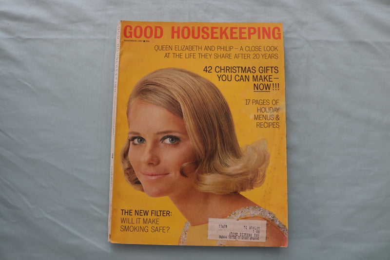 1967 NOVEMBER GOOD HOUSEKEEPING MAGAZINE - CHERYL TIEGS COVER - E 26633
