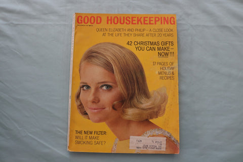 1967 NOVEMBER GOOD HOUSEKEEPING MAGAZINE - CHERYL TIEGS COVER - E 26633