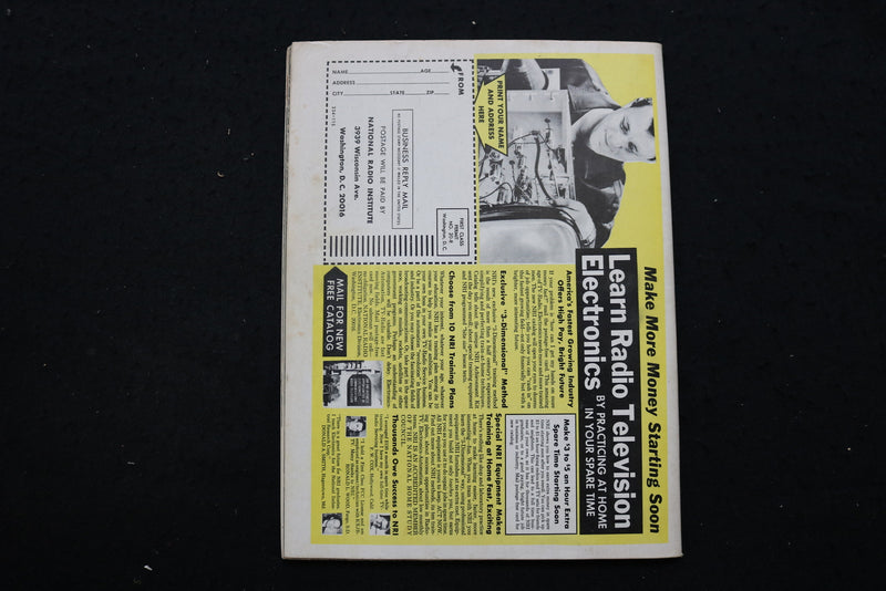 1965-66 PRO BASKETBALL ILLUSTRATED MAGAZINE - WILT CHAMBERLAIN COVER - B 3428T