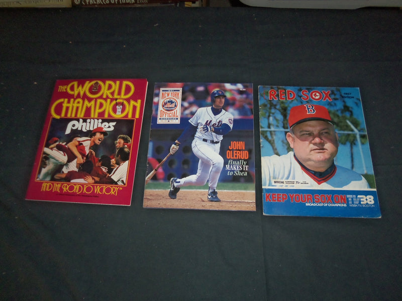 1980'S-1990'S ASSORTED MLB YEARBOOKS & SCORECARDS - LOT OF 15 - O 2814F
