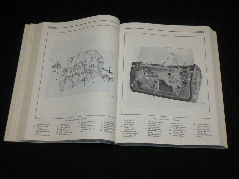 1975 FISHER BODY SERVICE SOFTCOVER CAR MANUAL - 12 SECTIONS - R 726H