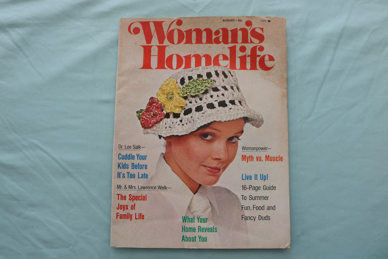 1972 AUGUST WOMEN'S HOMELIFE MAGAZINE - A HAT MODEL COVER - E 26691
