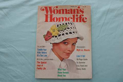 1972 AUGUST WOMEN'S HOMELIFE MAGAZINE - A HAT MODEL COVER - E 26691