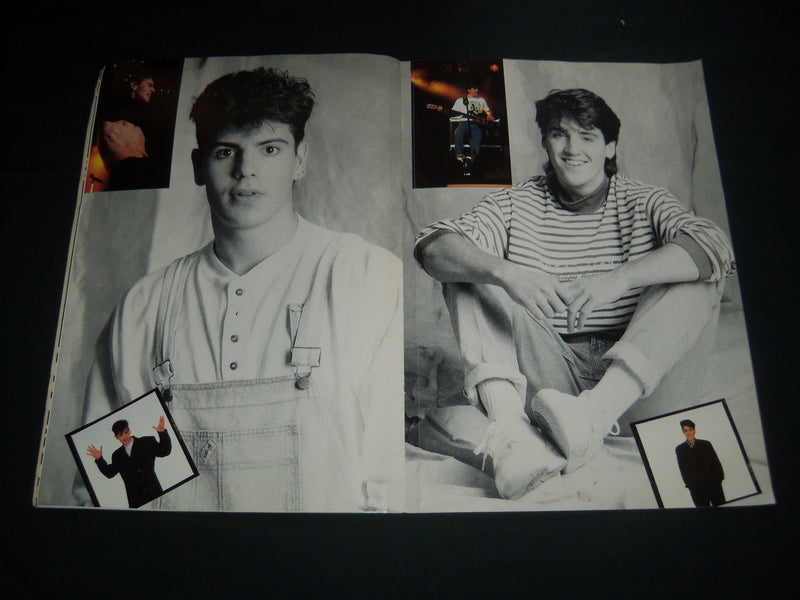 1989 NEW KIDS ON THE BLOCK POSTER BOOK - GREAT PHOTOS - 18 PAGES - SP 3242C
