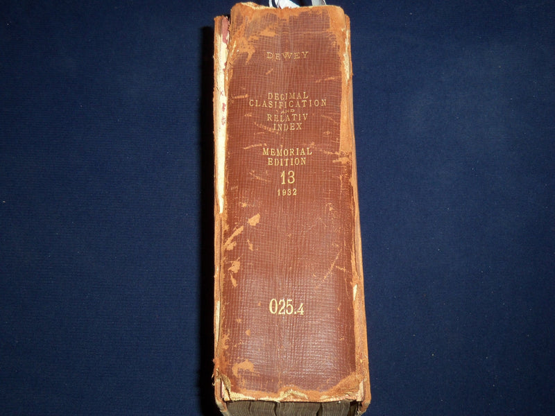 1932 DECIMAL CLASIFICATION & RELATIV INDEX VOLUME BY MELVIL DEWEY - KD 2951T