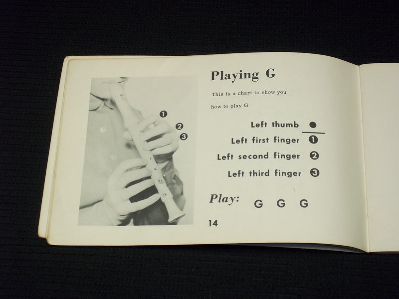 1957 RECORDER FINGERING SOFTCOVER BOOK BY PATTY GROSSMAN - J 7132